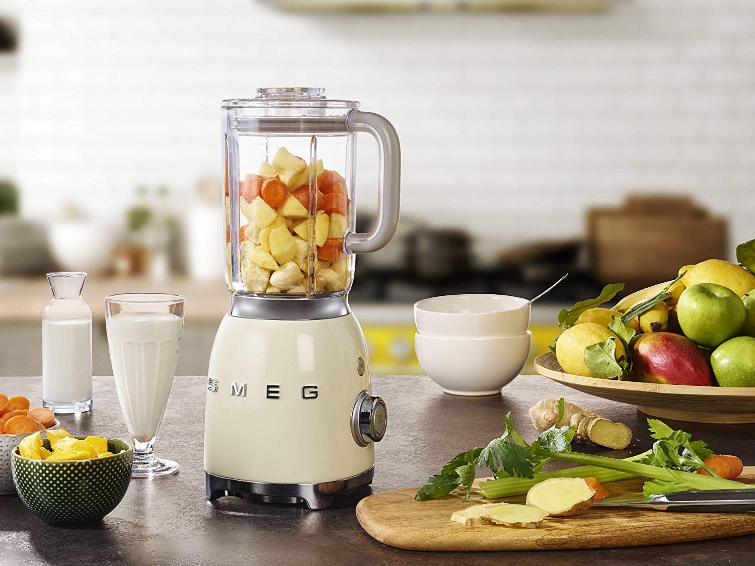 Mixeur Smeg en train de préparer un smoothie
